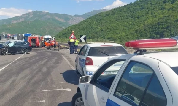 Aksident zinxhir në Librazhd, dyshohet se një shtetas i huaj ka mbetur i vdekur, 6 të lënduar
