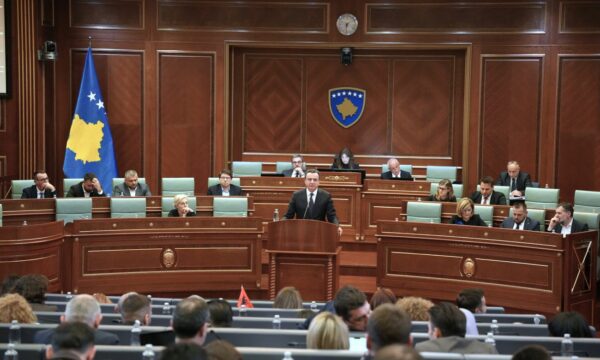 Disa orë diskutime për çmimin e naftës- Opozita kërkoi heqjen e TVSH’së, pushteti refuzoi, Kurti u shfajësua për inflacionin – Çka u tha në Kuvend