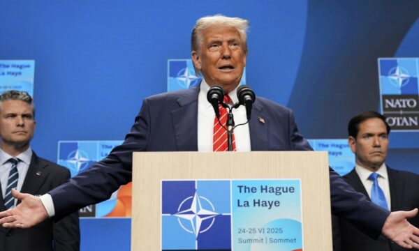 Trump thotë se SHBA po e shqyrton seriozisht daljen nga NATO: Është tigër prej letre