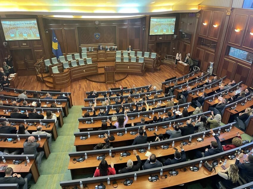 Kriza institucionale dhe sfidat e demokracisë në Kosovë
