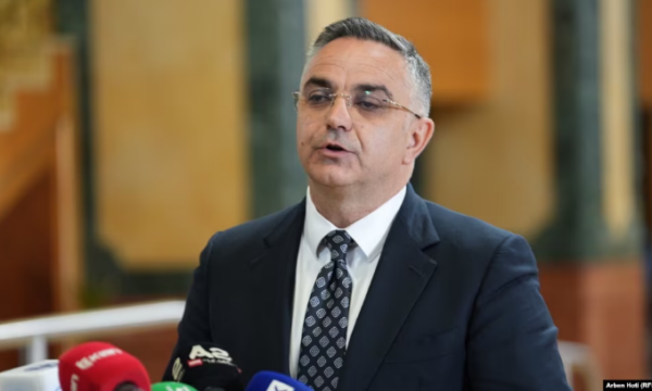 Edhe AAK-ja kërkon tërheqjen e Rushitit nga gara