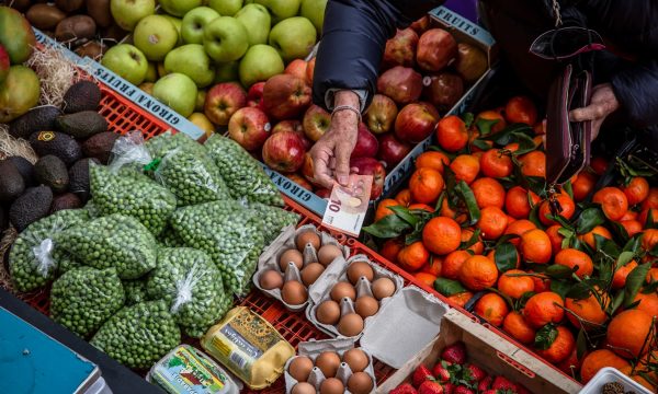 Vezët në Prishtinë arrijnë në 6 euro, shtrenjtohen edhe produktet tjera – tregtarët thonë se s’kanë konsumatorë