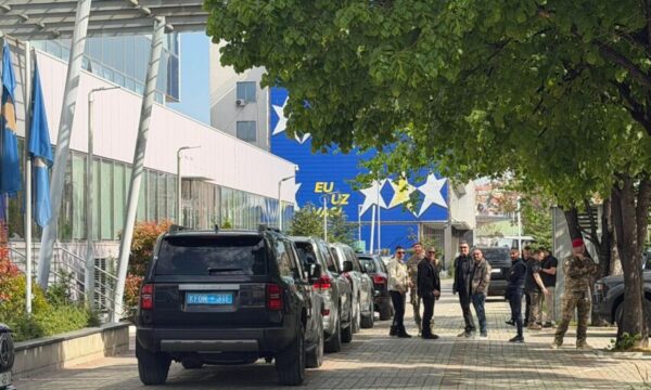 Delegacioni i Komitetit Ushtarak të NATO-s për vizitë zyrtare në Kosovë, veturat ndalojnë te ndërtesa e Qeverisë