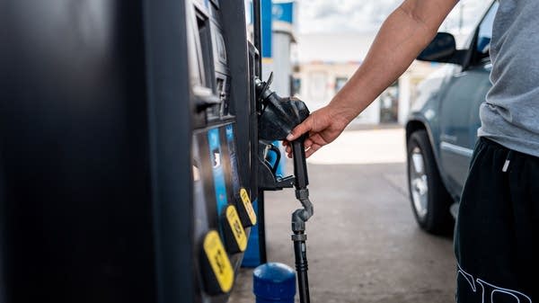 Shoqata e naftëtarëve paralajmëron protesta kundër vendimit të Qeverisë: Dizelin e blejmë 1.86€, e shesim 1.86€