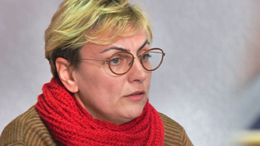 Përplasja për çmimet e naftës e barnave, Dejona Mihali tallet me kosovarishten e opozitës “Nafti”