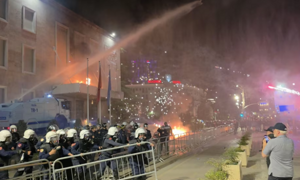 Protesta antiqeveritare në Shqipëri, përleshje e gaz lotsjellës – çfarë ndodhi mbrëmë në Tiranë