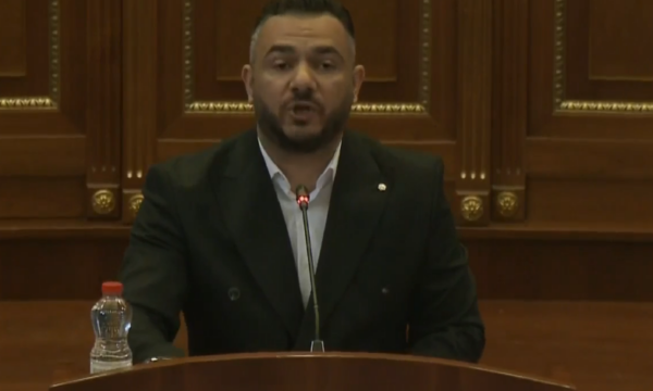 Deputeti Galushi ankohet në Kuvend për paraqitje “nënçmuese” të komuniteteve rom, ashkali e egjiptian në një emision satirik