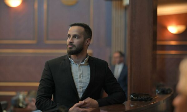 “Deputetë të tillë nuk kanë vend në Kuvend” – kërkohen masa ndaj Fatos Gecit pas deklaratës për Hashim Thaçin