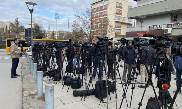 Reporterët pa Kufij: Kosova shënon përparim në lirinë e medias, por gazetarët vazhdojnë të jenë subjekt i sulmeve politike