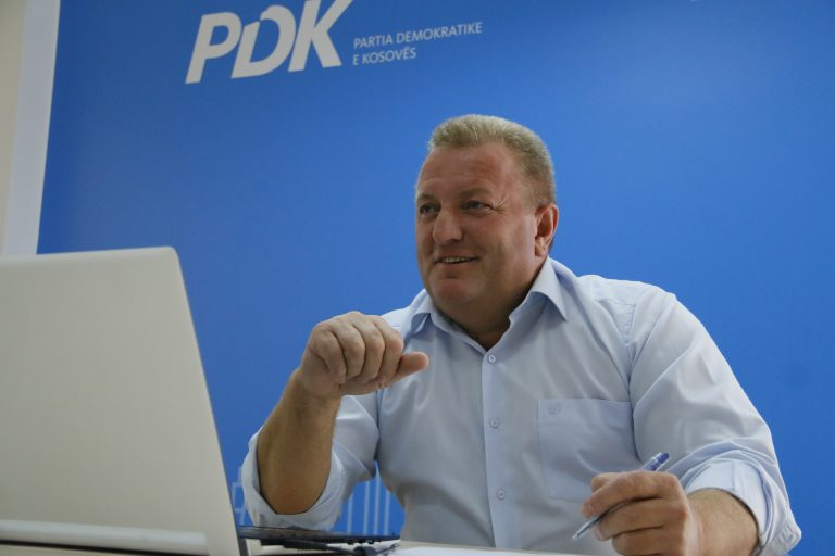 Parisi i dyshimit, nga “dy krisma” historike te heshtja e rrezikshme politike