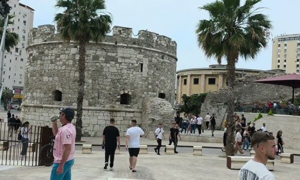Shqipëria cilësohet si ‘Kroacia e Re’, qindra turistë vizitojnë trashëgiminë arkeologjike në Durrës