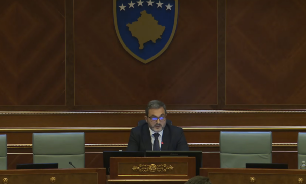 Gola i vetëm në Kuvend si nënkryetar: S’është fer të tërhiqen paralele mes Vetëvendosjes dhe Listës Serbe