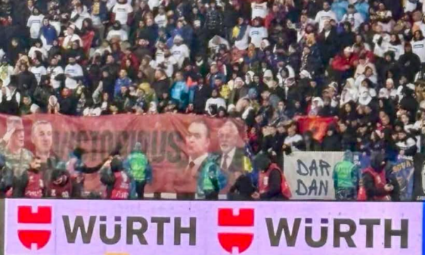 “Dardanët” rikthyen Thaçin, Veselin, Krasniqin e Selimin në stadium me një koreografi