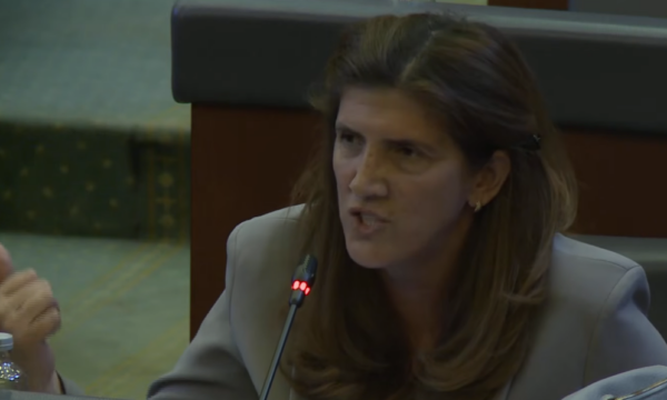 “Ju e shihni Skenderajn si xhungël”, “A po i qet përjashta”, Musliu kapet në Kuvend me VV-në për semaforët në Skenderaj