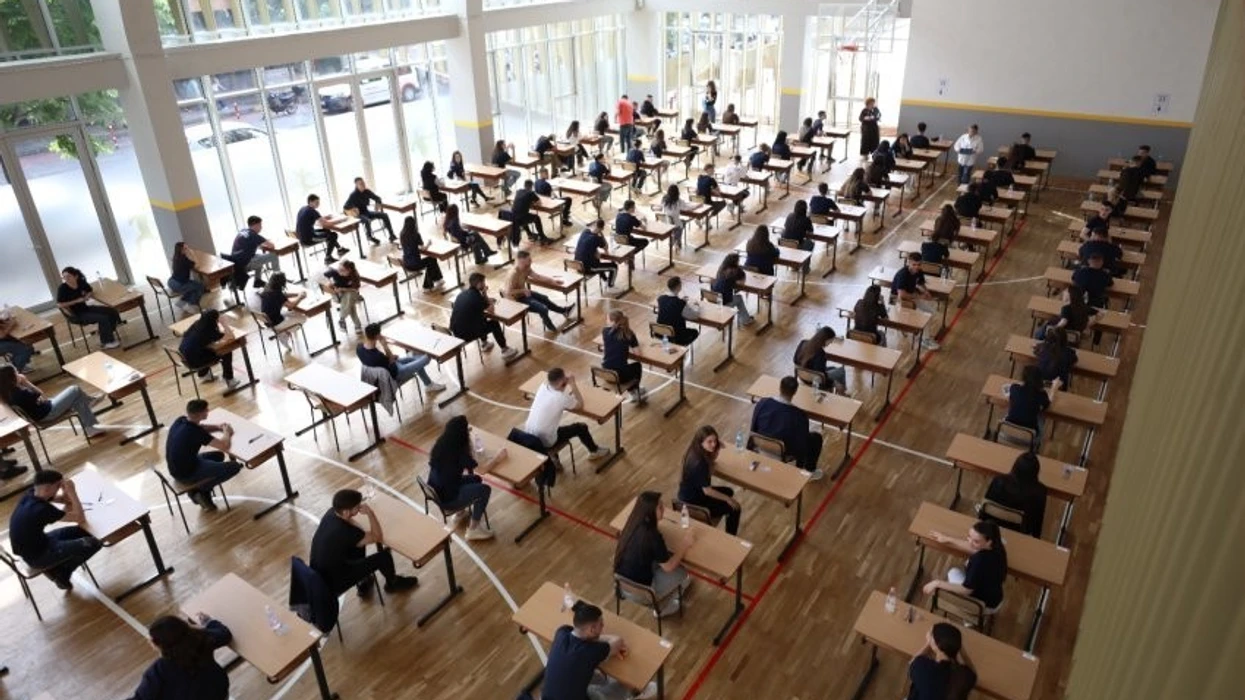 Deri 20 mijë euro gjobë për ata që “ndihmojnë” nxënësit të kopjojnë në testin e maturës shtetërore
