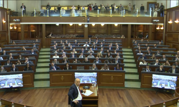 “Mos të ndodh me u çu pa ta japë fjalën”, tensione në Kuvend mes Haxhiut dhe Ferat Shalës, afrohen tek kryetarja Tahiri e Nagavci