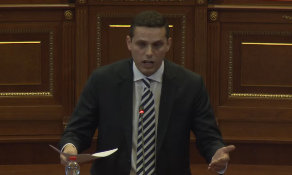 Gruda liston vërejtjet e PDK-së për Byronë: Nëse s’përmirësohen, s’kemi se si ta përkrahim  Deputeti i PDK-së, Përparim Gruda, në fjalën e tij në Kuvendin e Kosovës ku po bëhet leximi i parë i Projektligjit për Byronë për Konfiskimin e Pasurisë së Pajustifikueshme, ka listuar disa prej vërejtjeve që ka lidhur me Projektligjin, shkruan Gazeta Express.  Gruda ka thënë se gabimi i parë ka qenë fakti që s’ka pasur konsultim publik. Ai ka thënë se i ka propozuar ministres së Drejtësisë, Donika Gërvalla, që të ketë një konsultim publik legjislativ në mes të leximit të dytë dhe të tretë.  “S’ka pasur konsultim publik, duhej të vihej në konsultim publik para miratimit në Qeveri. Një ligj kaq i ndjeshëm duhet t’i nënshtrohet një debati nga profesionistët. Duhej t’i jepej mundësi secilit qytetar që të japë mendimin për këtë ligj. Është standard që kërkohet. Ka qenë një lëshim që s’do të duhej të ndodhte”, ka thënë Gruda.  “Mund të organizojmë mes dy leximeve, konsultim publik për legjislacion, ia kam propozuar edhe ministres. Mendoj se është rruga se si ta bëjmë ligjin në përputhje me Kushtetutën”, ka thënë Gruda tutje.  Ai ka thënë se edhe lënia e disa çështjeve për t’u rregulluar me akte nën-ligjore është përsëri problematike, meqë Kushtetuesja ka sqaruar se gjithçka duhet të rregullohet me Ligj.  “Vërejtja e dytë. Kushtetuesja ka bërë vërejtje për ligjin se asgjë s’mund të rregullohet me akte nën-ligjore, por me ligj. Ajo dispozitë që i është lënë drejtorit për veprime me disa akte-nënligjore duhet të fshihet”, ka thënë Gruda, raporton Express.  Deputeti i PDK-së ka folur edhe për mungesën e mekanizmit të kompensimit, duke thënë se një mekanizëm i tillë është i nevojshëm për ta bërë Byronë më efikase. Sipas Grudës, kompensimi duhet të jetë më i lartë, në mënyrë që Byroja të mos trajtojë çfarëdo rasti.  “Mungesa e mekanizmit për kompensim efikas. Ky mekanizëm e bën byronë më efikase, për të mos u marrë me çfarëdo rasti”, ka thënë ai tutje.  Gruda ka thënë se Projektligji ka edhe probleme në mënyrën se si është shkruar, duke thënë se s’është shkruar me gjuhë juridike.  “Ligji s’është shkruar në gjuhë juridike”, ka thënë Gruda tutje.  Ai ka kritikuar edhe emrin e Projektligjit, duke thënë se në përmbajtje nuk pasqyrohet, meqë Byroja nuk konfiskon pasuri, por Gjykata.  |”Byroja nuk konfiskon pasuri. Titulli i Ligjit nuk e reflekton përmbajtjen e Ligjit. Gjykata vendos për konfiskimin”, ka thënë Gruda.  Ai ka thënë se sot PDK-ja do të abstenojë në lexim të parë, me qëllim të krijimit të hapësirës për të pasur konsultime legjislative në mes të leximeve për të adresuar vërejtjet.  Gruda ka thënë se nëse ato ndryshime s’do të ndodhin, PDK nuk ka se s’i ta përkrah një Ligj të tillë.  “Që ligji të kalojë duhet t’i jepet shans përmirësimit”, është shprehur Gruda.