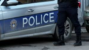 Tre të mitur dyshohet se sulmuan me thikë një person në Lipjan, arrestohen