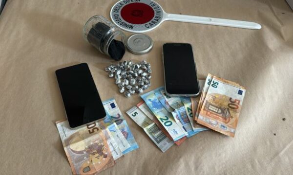 Lëvizjet e dyshimta me makinë e tradhtuan, 19-vjeçari shqiptar kapet duke trafikuar kokainë në Itali