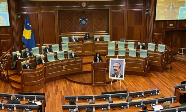 Lushaku-Sadriu për Engel: S’kishte lidhje gjaku me Kosovën, por zemra e tij rrihte në sinkron me ushtarët çlirimtarë