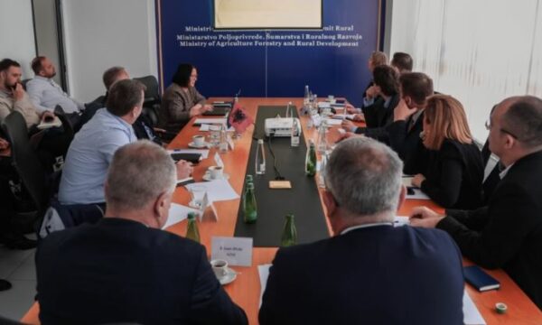Kusari-Lila, Muja e Murati takojnë prodhuesit e qumështit