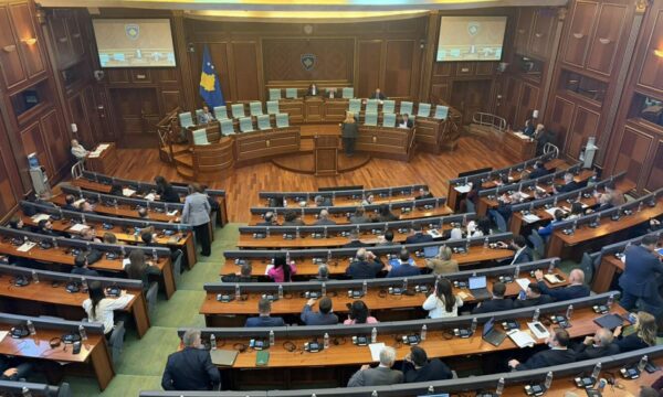 Propozimet e opozitës për rend dite kalojnë me mbi 80 vota, Haxhiu si me shaka: Veç edhe presidenti na ka mbetë