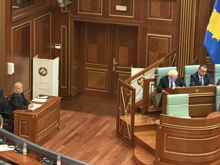 Kutitë e votimit sillen në sallën e Kuvendit, a do të zgjidhet presidenti?
