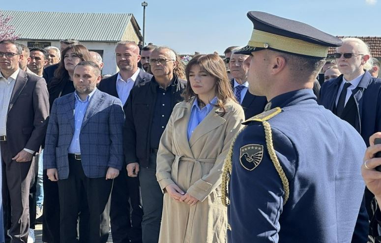 Haxhiu bën homazhe në Rezallë: Krimet e Serbisë nuk do të harrohen kurrë