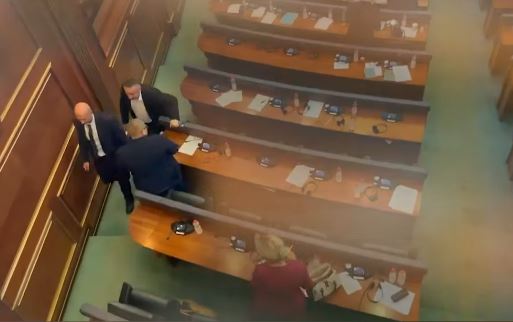 Deputetët e Listës Srpska lëshojnë sallën pasi Haxhiu jep lajmin për vendimin për sulmin terrorist në Banjskë