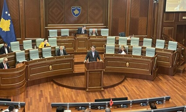 Murati thotë se se rritja ekonomike nën 4 % ndodhi për shkak të ngërçit politik, jo dështimeve të qeverisë