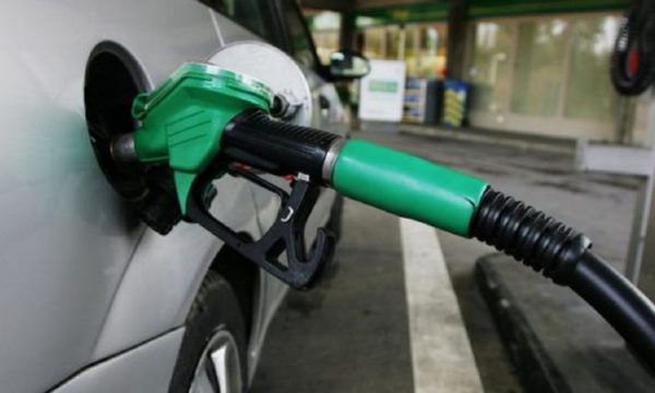 Nafta sot më lirë për gjashtë centë sesa dje