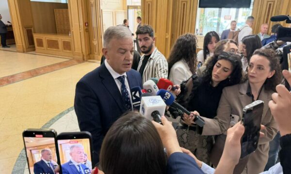 “Po e votojmë karate”, deputeti i Vetëvendosjes kërkon falje: Ato mesazhe ishin me sarkazëm