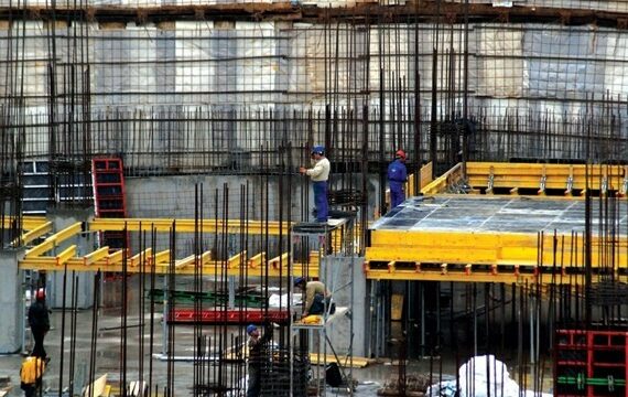 Aksioni në ndërtim zbulon shkelje në Kosovë: mbyllen 50 kantiera, dhjetëra kompani drejt gjykatës