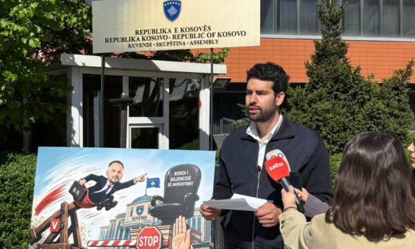 ORCA me aksion simbolik para Kuvendit, Hoxha: Pavarësia e AKA-së të mbrohet me çdo kusht