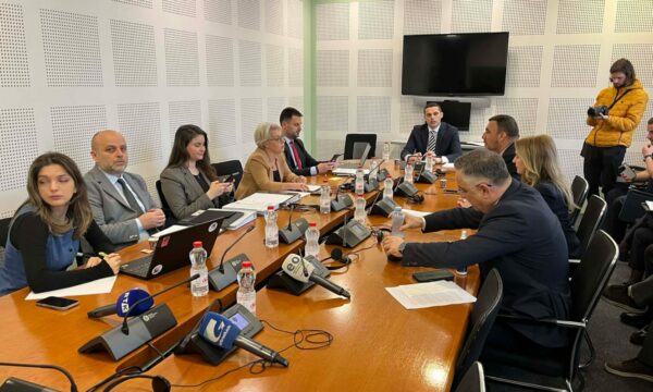 Projektligji për Byronë Shtetërore për Verifikimin dhe Konfiskimin e Pasurisë përplas pushtetin dhe opozitën