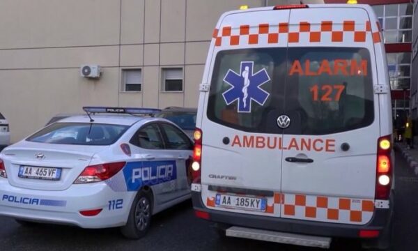 Tentoi të mbytej në liqen, kalimtarët shpëtojnë 69-vjeçaren në Pogradec