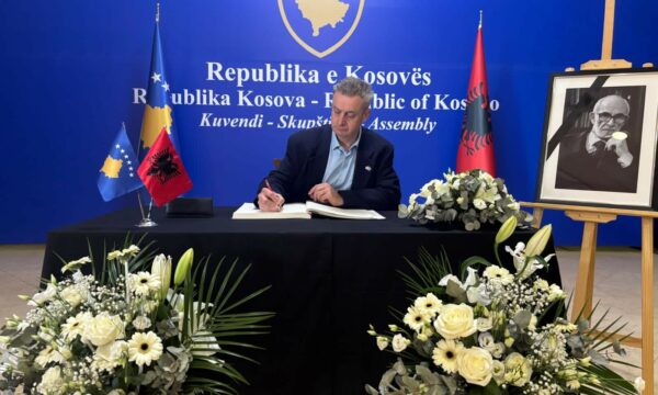 Ambasadori britanik: Rexhep Qosja, figurë e madhe e historisë dhe një shkrimtar i madh