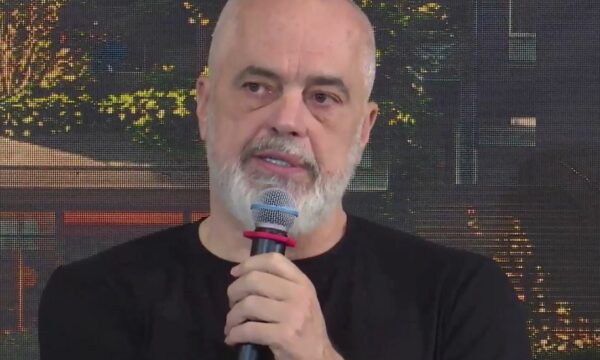 “Për të gjithë ata që lehin në çdo gjuhë, nga shqipja në anglisht”, Rama godet ata që ‘kornizojnë’ ndërtimin si krim