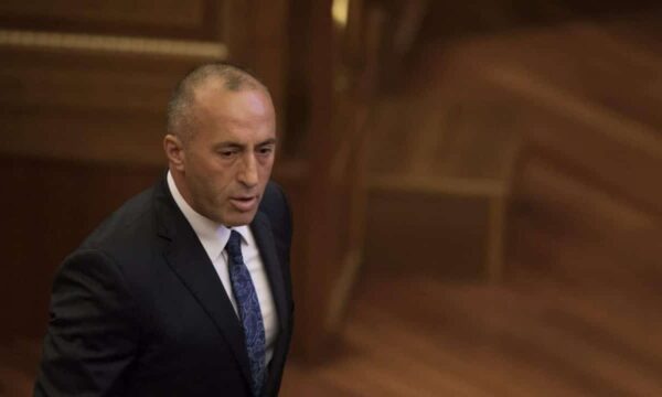 Haradinaj dorëzon kërkesë në Kuvend për organizimin e një ceremonie përkujtimore  në nder të Eliot Engel