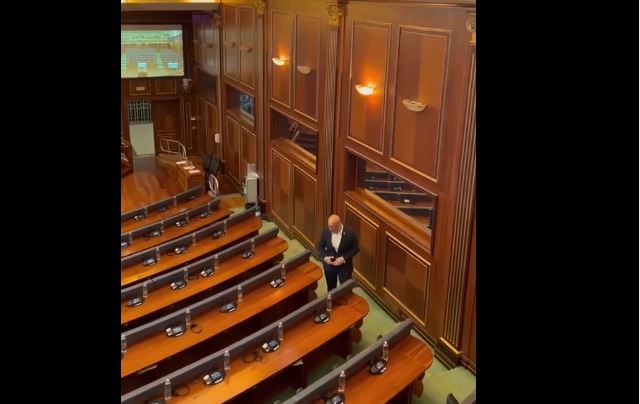 Haradinaj si “ora e Zvicrës”, arrin i pari në kuvend, ankohet për vonesa