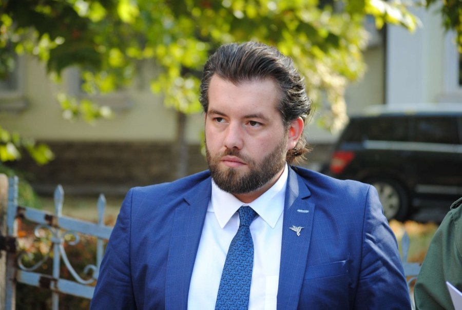 Babai i tij e kishte uzurpuar në emër të UÇK-së, momenti kur Policia e Kosovës e largoi Rron Gjinovcin nga lokali