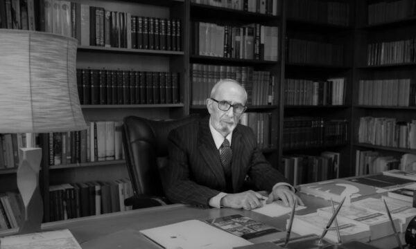 Profesor në UP, drejtor i Institutit Albanologjik, autor shumë veprave – kjo është biografia e Rexhep Qosjes