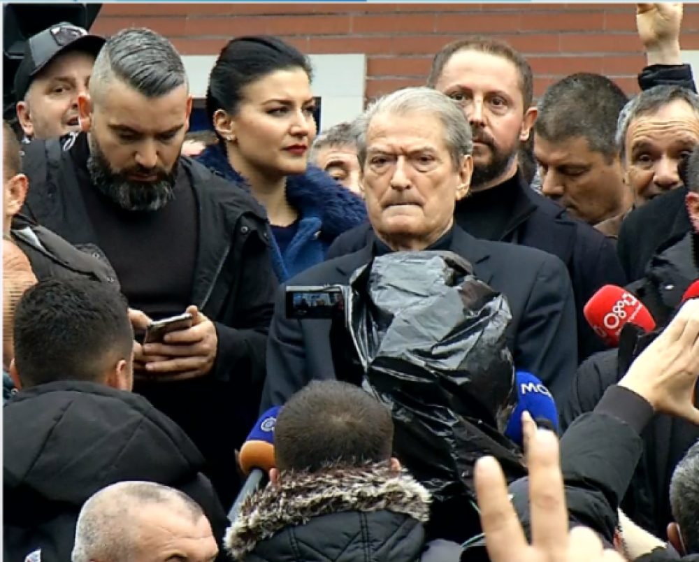Berisha pas protestës: Policia përdori sprej për arinjtë kundër qytetarëve, vepër e rëndë penale