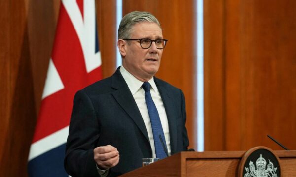 Starmer thotë se Mbretëria e Bashkuar “s’do t’i dorëzohet presionit” për t’i bashkuar luftës me Iranin