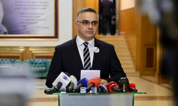 Tahiri: AAK nuk merr pjesë në seancën e orës 17:00 ku do të ketë “diskutim” për Presidentin