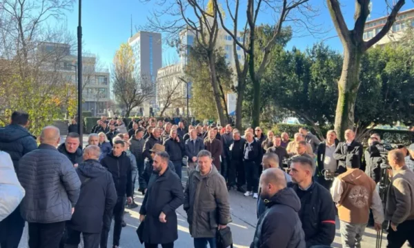 Punëtorët e Trafikut Urban protestojnë për 1 Maj