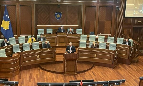 Tahiri për rritjen e çmimeve të naftës: Qeveria me përgjegjësi joserioze, qytetarët po mbajnë barrën e krizës