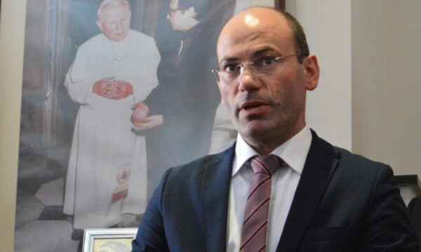 Vehbi Miftari konfirmon shkarkimin nga posti i shefit të Misionit në Vatikan: E kam pranuar dekretin nga U.D. e Presidentes