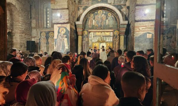 Pashkët Ortodokse, Patriarku i KOS Porfirije mbrëmë ka udhëhequr liturgjinë në Patrikanën e Pejës