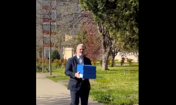 Azemi i LDK-së me dosje në duar për orët e KEDS-it hyn në stacionin e Policisë në Prishtinë